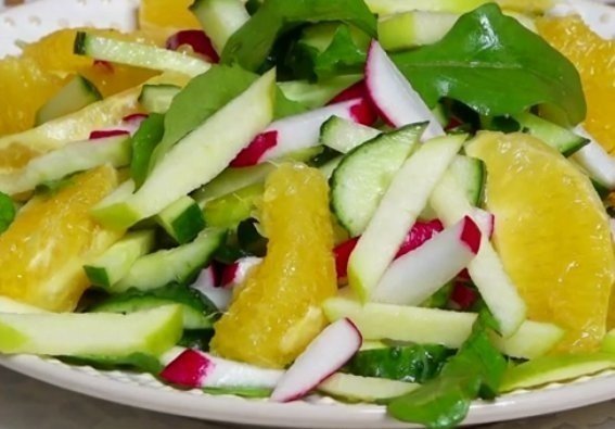 Салат с редисом и огурцом