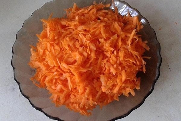 Салат тертая морковь с горбушей