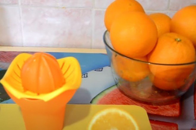 Выжать сок из апельсина без соковыжималки