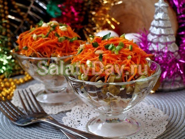 Новогодние украшения на стол из изабелла салат с корейской морковью