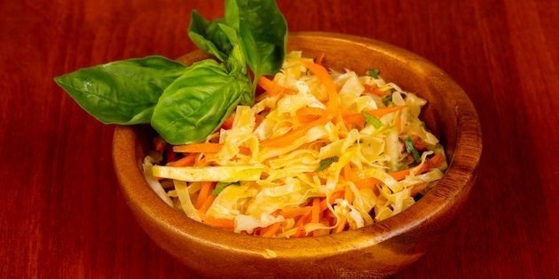 Салат витаминный из капусты