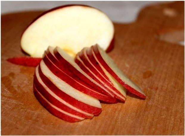 Яблоки нарезанные ломтиками